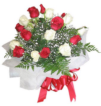 Temelli anneler g�n� �i�ek yolla  12 adet kirmizi ve beyaz g�ller buket