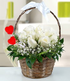 Sepet i�erisinde 7 adet beyaz g�l Temelli ankara �i�ek ma�azas� , �i�ek�i adresleri 