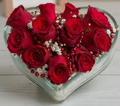 Kalp i�erisinde 7 adet k�rm�z� g�l Temelli Ankara �i�ek g�nder uluslararas� �i�ek g�nderme 