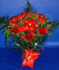 Temelli �i�ek online �i�ek sipari�i  3 adet kirmizi g�l ve kir �i�ekleri buketi