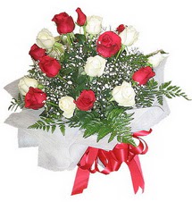 Temelli anneler g�n� �i�ek yolla  12 adet kirmizi ve beyaz g�ller buket