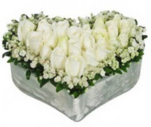 Temelli �i�ek�i ma�azas�  9 adet beyaz g�l mika kalp i�erisindedir