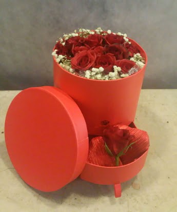 �ekmeceli kutu i�erisinde �ikolata ve g�ller Ankara Temelli 14 �ubat sevgililer g�n� �i�ek 